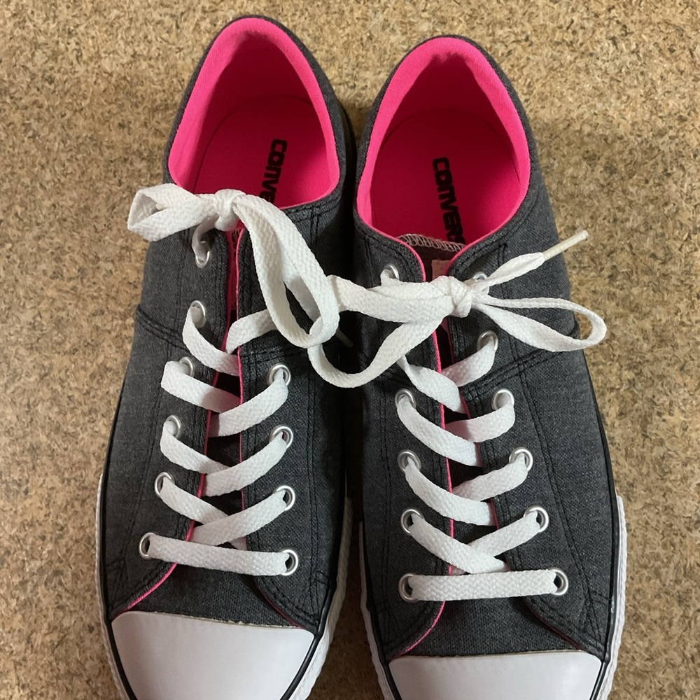 New in box CONVERSE junior size 5